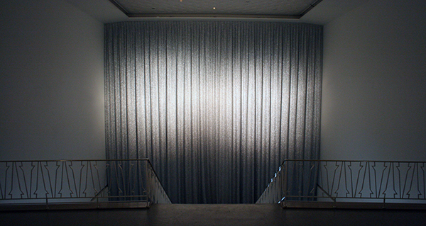 Sarah & Charles - The Great Ziegfeld - Installatie, zilver gordijn