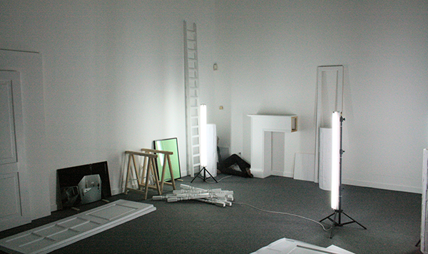 Sarah & Charles - The Storage - PVC wanden, tapijt, neonverlichting, statieven