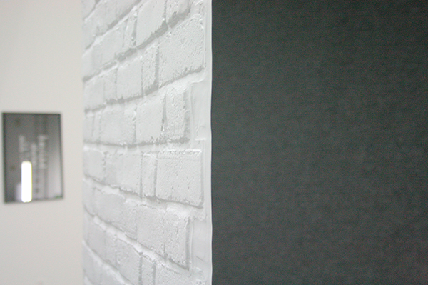 Sarah & Charles - The Storage - PVC wanden, tapijt, neonverlichting, statieven (detail)