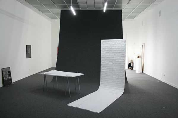 Sarah & Charles - The Storage - PVC wanden, tapijt, neonverlichting, statieven