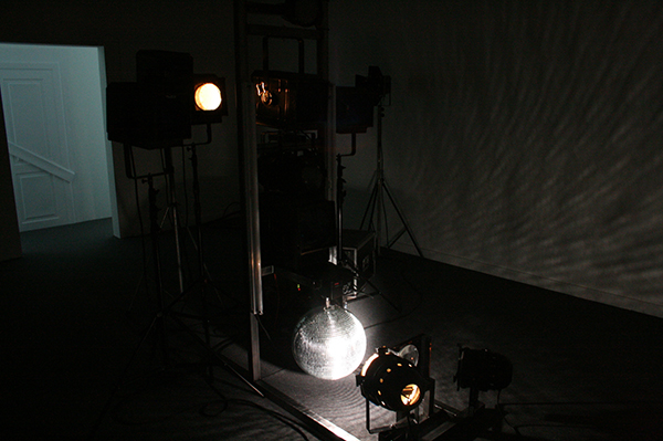 Sarah & Charles (in samenwerking met Henri-Emmanuel Doublier) - Glimmer, Glimmering Lights (AKA Red Herring Instalation) - Lichtinstallatie