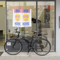 Het is onderhand echt al niets nieuws meer en je komt het veelvuldig tegen. Maar slechts zelden wordt het besproken binnen het tentoonstellingen discours. Dat is ook niet vreemd want [&hellip;]