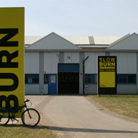 Het concept van een white cube vind ik behoorlijk achterhaald. In eerste instantie omdat volledige autonomie van een ruimte natuurlijk niet bestaat. Alsof kunst in zijn meest meerduidige vorm zou [&hellip;]