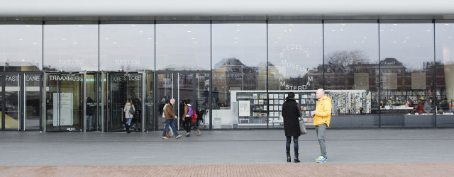 De tentoonstelling was nog maar aangekondigd of er was al kritiek op. Fuchs werd van alles aangerekend en het Stedelijk zou te veel achterom kijken. Beetje vreemde kritiek, daar velen [&hellip;]
