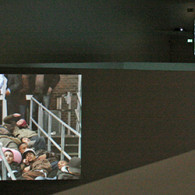 Al een poosje geleden bezocht ik de tentoonstelling van Aernout Mik(1964) in het Stedelijk. Maar het werk is dermate complex dat het even duurde voordat ik er iets over kon [&hellip;]