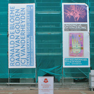 Je kunt naar de foto’s kijken en denken een idee te krijgen van de schilderijen van Evi Vingerling (1979) maar echt recht doe ik de beelden hier niet. De werken [&hellip;]