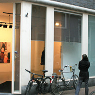 Meest opmerkelijke presentatie die ik afgelopen zaterdag zag is die van Helen Verhoeven (1974) bij Stigter van Doesburg. Verhoeven maakte de laatset jaren vooral hoofdzakelijk grote grijze werken met veel [&hellip;]