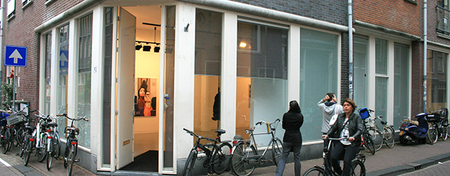 Meest opmerkelijke presentatie die ik afgelopen zaterdag zag is die van Helen Verhoeven (1974) bij Stigter van Doesburg. Verhoeven maakte de laatset jaren vooral hoofdzakelijk grote grijze werken met veel [&hellip;]