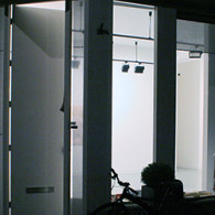 Aukje Koks (1977) speelde al eerder met illusie en waarheid (wat is een schilderij, wat is een fysiek object) maar met haar tweede solo bij Stigter van Doesburg stopt ze [&hellip;]