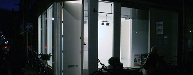 Aukje Koks (1977) speelde al eerder met illusie en waarheid (wat is een schilderij, wat is een fysiek object) maar met haar tweede solo bij Stigter van Doesburg stopt ze [&hellip;]