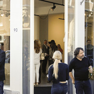 Laat ik beginnen met te laten weten dat het fotograferen van het werk van Schoorel onbegonnen werk is. De nuances van haar werk laten zich simpelweg niet vertalen in pixels [&hellip;]