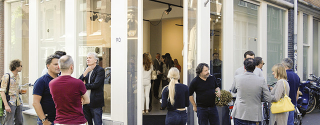 Laat ik beginnen met te laten weten dat het fotograferen van het werk van Schoorel onbegonnen werk is. De nuances van haar werk laten zich simpelweg niet vertalen in pixels [&hellip;]