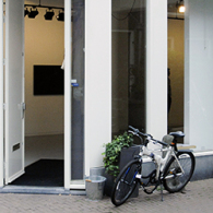 Haast niet te fotograferen, het werk van Maaike Schoorel (1973). Het aanpassen van je beeldscherm heeft weinig zin, dit werk moet je in het echt zien. Twee jaar terug kwam haar [&hellip;]