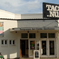 Het is geen grote tentoonstelling van Robin Gerris (1988). Welgeteld drie panelen met hoofdzakelijk zwartwit beelden en wat gradients, en een wand van gipsblokken met daarop een print opgebouwd uit A4tjes. Toch is [&hellip;]