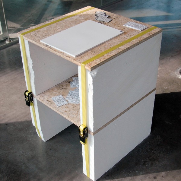 Tafel bij Vormgeving, spanbanden en gipsblokken