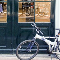 Het oproepen van andere beelden dan de beelden die er getoond worden. Dat is eigenlijk waarna de titel Invocation of the Great Bear naar verwijst. De drie kunstenaars, Alexis Blake (1981), [&hellip;]