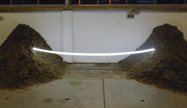 Thijs Ebbe Fokkens - The Meeting of the Eye, a Constructed Discovery - Installatie met hout, zand, neon en foto