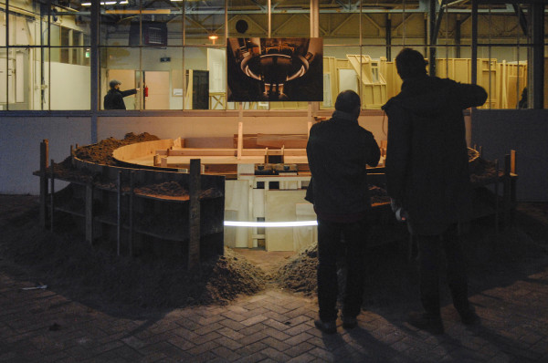 Thijs Ebbe Fokkens - The Meeting of the Eye, a Constructed Discovery - Installatie met hout, zand, neon en foto