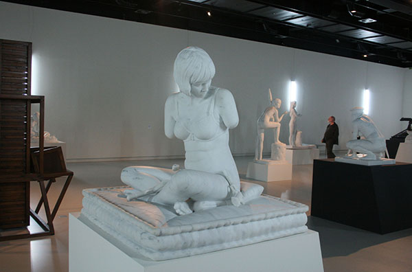 Thom Puckey - Kim de Weyers as Amputee with 3 Pistols - Marmer