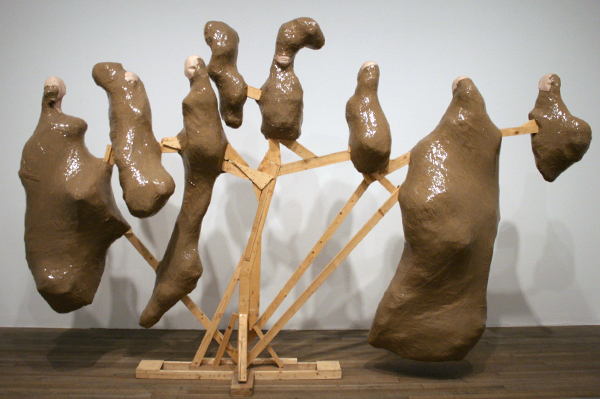 Thomas Hirschhorn - Candelbra with Heads - Hout, tape, bobbeltjes papier en beschilderde plastic hoofden Thomas Hirschhorn - Candelbra with Heads - Hout, tape, bobbeltjes papier en beschilderde plastic hoofden