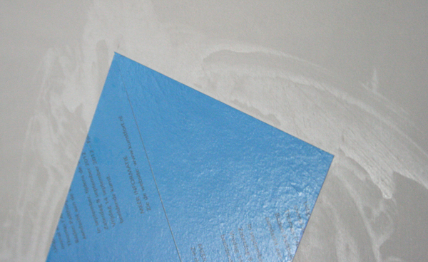 Thomas I'Anson - Thogether (Today), Morse Wave - 1300x122cm Offset lithografie en een beetje lijm op wand (detail) Thomas I'Anson - Thogether (Today), Morse Wave - 1300x122cm Offset lithografie en een beetje lijm op wand (detail)