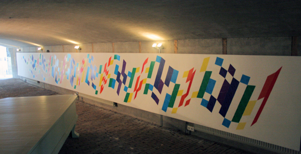 Thomas I'Anson - Thogether (Today), Morse Wave - 1300x122cm Offset lithografie en een beetje lijm op wand_2 Thomas I'Anson - Thogether (Today), Morse Wave - 1300x122cm Offset lithografie en een beetje lijm op wand