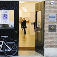 De fotowerken van Nadav Kander (1961) zijn mooi, zoals verwoesting op foto’s wel vaker mooi is. Vervallen gebouwen in desolate landschappen doen het altijd goed. De halve flat is ingestort, glas [&hellip;]