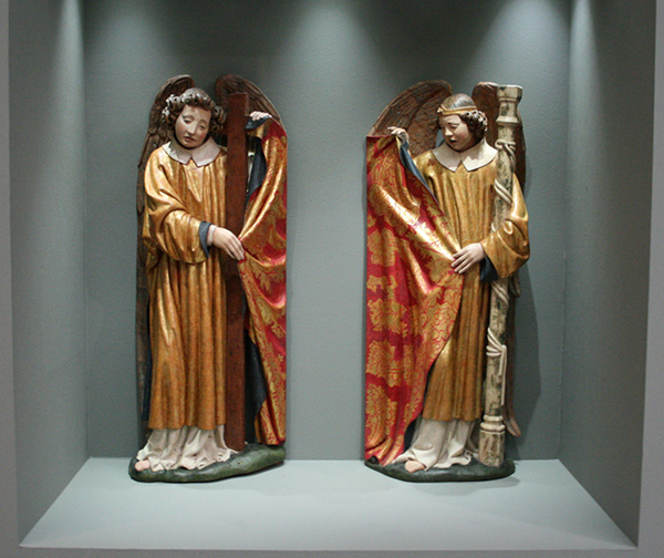 Tydeman Maes - Twee engelen met de Arma Christi - Notenhout met oude maar niet oorspronkelijke polychromie Tydeman Maes - Twee engelen met de Arma Christi - Notenhout met oude maar niet oorspronkelijke polychromie