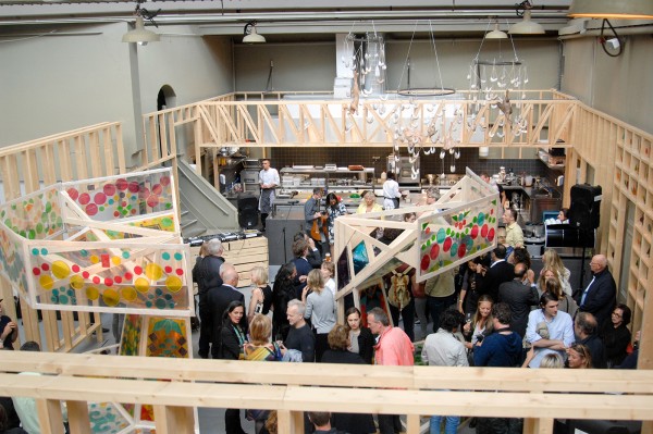 Ulrike Rehim - Caroussel - 410x170cm Gegoten suiker en houtconstructie