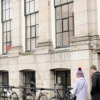 De werken van Ronald Ophuis (1968) zijn nooit zalvend te noemen. Zelfs de bloemstukken die bij ieder andere schilder voor een idyllisch pronkstuk door zouden kunnen gaan, zijn bij Ophuis op een bepaalde [&hellip;]