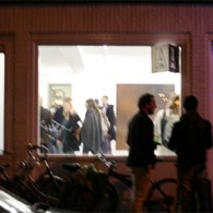 Afgelopen week had ik een kort gesprek met een kunstenaar die stelde dat een monochroom, of deze nu ruimtelijk is of plat, eigenlijk hetzelfde is. Daarmee doelde hij niet zo [&hellip;]