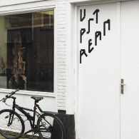 Bij binnenkomst verbaasde me het nogal, normaal ziet een galerie er leeg uit. Dan hangen er schilderijen of foto’s aan de witte wanden en als het druk is loopt er [&hellip;]