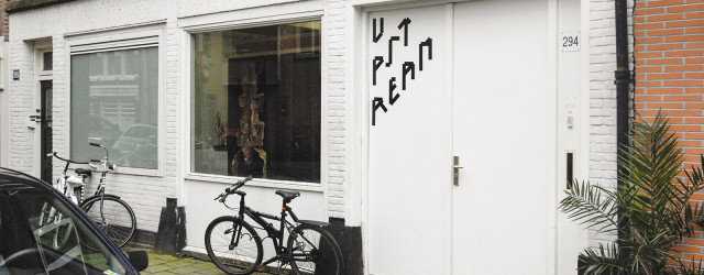 Bij binnenkomst verbaasde me het nogal, normaal ziet een galerie er leeg uit. Dan hangen er schilderijen of foto’s aan de witte wanden en als het druk is loopt er [&hellip;]