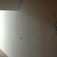 Een galerieruimte is veelal een white cube. Een plek met egaal witte wanden, een strakke vloer en TL-lichten die de werken uitlichten. Die ruimte als startpunt nemen van werk zou [&hellip;]