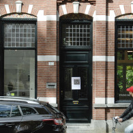 Weerbarstige verf. Gewroet, maar nergens alsof het modder is. De klodders verf in heldere kleuren lijken soms rechtstreeks vanuit de tube op het doek gezet in lijnen tegen andere kleuren. Op [&hellip;]