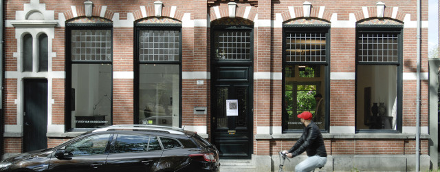 Weerbarstige verf. Gewroet, maar nergens alsof het modder is. De klodders verf in heldere kleuren lijken soms rechtstreeks vanuit de tube op het doek gezet in lijnen tegen andere kleuren. Op [&hellip;]