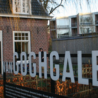 Decoratie en esthetiek zijn niet bepaald begrippen met een positieve bijklank in het gebruikelijke kunstdiscours. Als er al sprake is van ‘schoonheid’ is het vaak op een ironische wijze zoals [&hellip;]