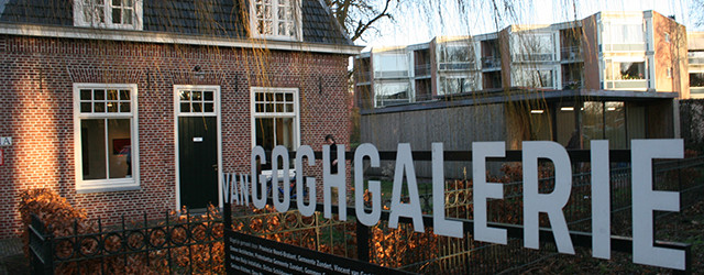 Decoratie en esthetiek zijn niet bepaald begrippen met een positieve bijklank in het gebruikelijke kunstdiscours. Als er al sprake is van ‘schoonheid’ is het vaak op een ironische wijze zoals [&hellip;]