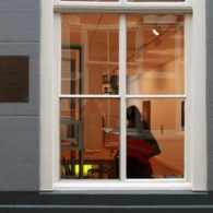 Van alle angsten die je als beeldend kunstenaar kunt hebben is podiumvrees niet een van de meest dramatische. Het meeste werk verzet je in je atelier, en daarna is het [&hellip;]