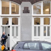 Het werk van Veron Urdarianu (1951) lijkt te zijn ontdaan van alle kleur. Alsof iemand ze heeft weggezogen uit de verf. Slechts vage zwemen lijken in veel gevallen nog blijven hangen. Soms [&hellip;]