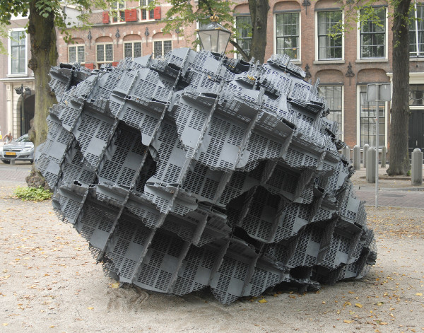 Vincent Mauger - Untitled - Plastic kratten en schroeven