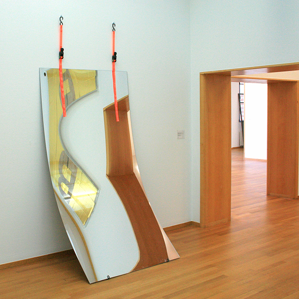 Virginia Overton - Untitled (Echo) - 244x122cm Acrylaat, spiegel en sjorbanden