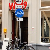 Geblinddoekt proberen een sculptuur te maken klinkt als musiceren met oordoppen in. Toch vond de afgelopen maand een experiment plaats aan de Warmoesstraat in Amsterdam waarbij acht kunstenaars aan de [&hellip;]