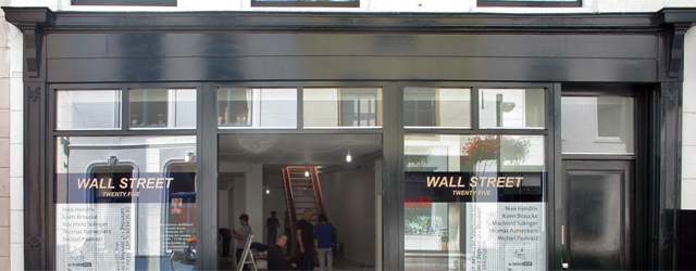 Opbouwen voor een eendaagse tentoonstelling te Wallstreet Twenty Five in Vlissingen. Morgen is de tentoonstelling.