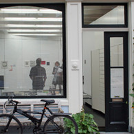 De tekeningen van Stephan van den Burg (1974) zijn hier al wel eens voorbij gekomen. Het werk van Stephan van den Burg heeft meerdere gelaagdheden. De eerste overduidelijk is het [&hellip;]