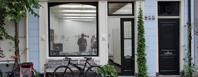 De tekeningen van Stephan van den Burg (1974) zijn hier al wel eens voorbij gekomen. Het werk van Stephan van den Burg heeft meerdere gelaagdheden. De eerste overduidelijk is het [&hellip;]