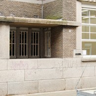 Een kat wordt in een stalen kist gestopt. In die kist zit een buisje met radioactief materiaal dat mogelijk binnen een uur een reactie tot stand brengt waardoor de geigerteller aanslaat [&hellip;]