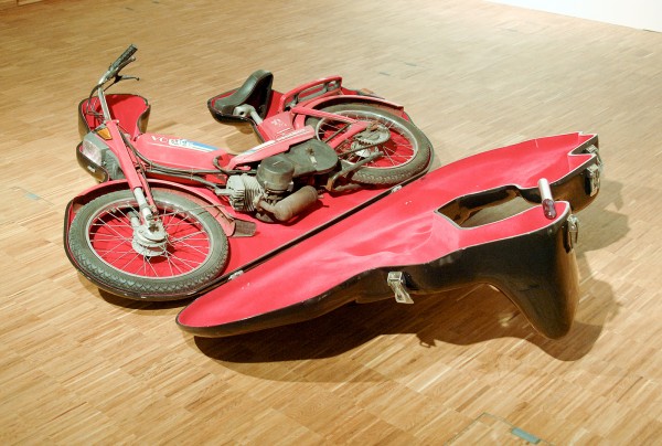 Wim Delvoye - Etui voor bromfiets - Aluminium, lak, flock en bromfiets, 2004