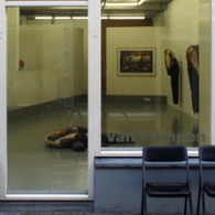 Geef me gerust een klap in mijn gezicht, ik heb zijn naam wel eens vaag voorbij horen komen, maar ik heb geen idee waar ik Aernout Mik (1964) van zou [&hellip;]