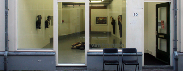 Geef me gerust een klap in mijn gezicht, ik heb zijn naam wel eens vaag voorbij horen komen, maar ik heb geen idee waar ik Aernout Mik (1964) van zou [&hellip;]